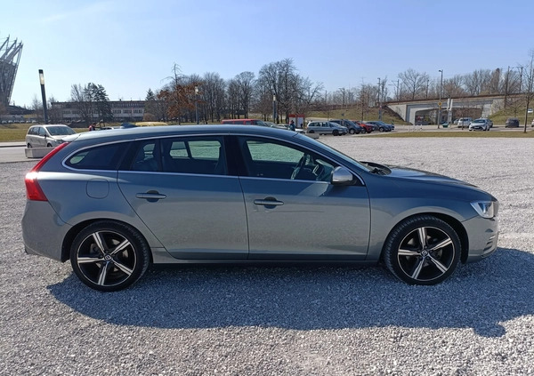 Volvo V60 cena 60800 przebieg: 142000, rok produkcji 2017 z Gdańsk małe 211